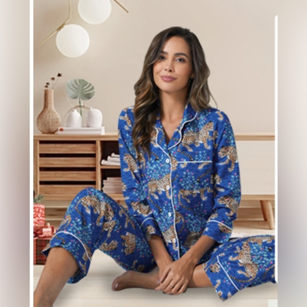 NWT- Women's 2 Piece Long Sleeve Leopard Print Pajama Set V Neck Top with Pocket